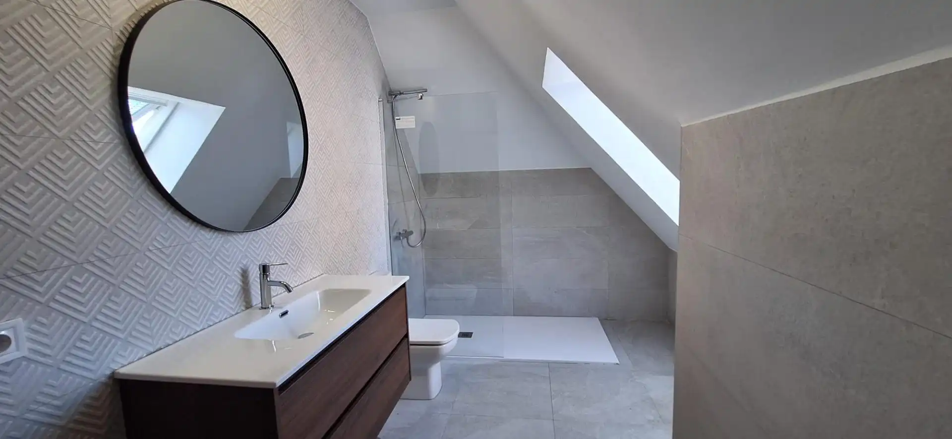 Badezimmer von Dachboden zur Miete in Santander mit Heizung, Privatgarten und Parkett