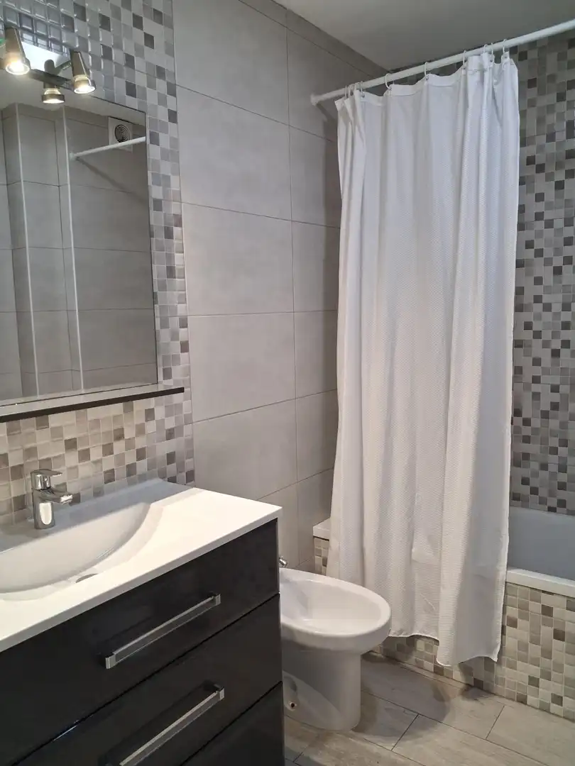 Baño de Piso de alquiler en Cádiz con Aire acondicionado y Balcón