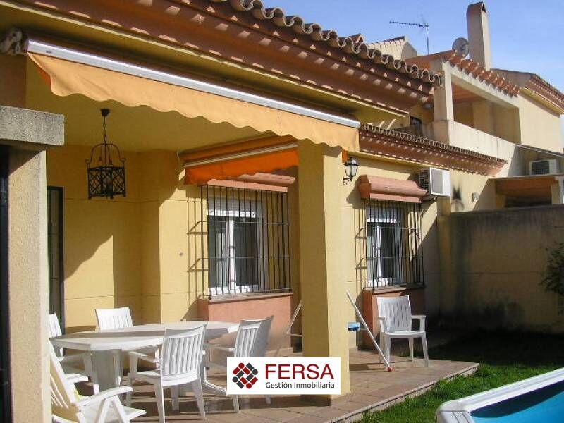 Exterior view of Single-family semi-detached for sale in El Puerto de Santa María  with Air Conditioner, Heating and Private garden