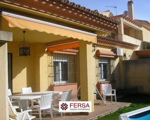 Vista exterior de Casa adosada en venda en El Puerto de Santa María amb Aire condicionat, Calefacció i Jardí privat