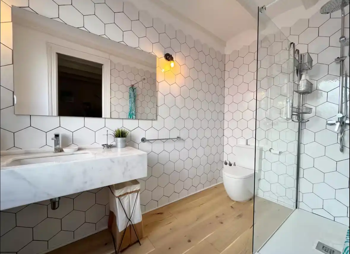 Badezimmer von Wohnung zum Verkauf in Barcelona mit Parkett, Terrasse und Abstellraum