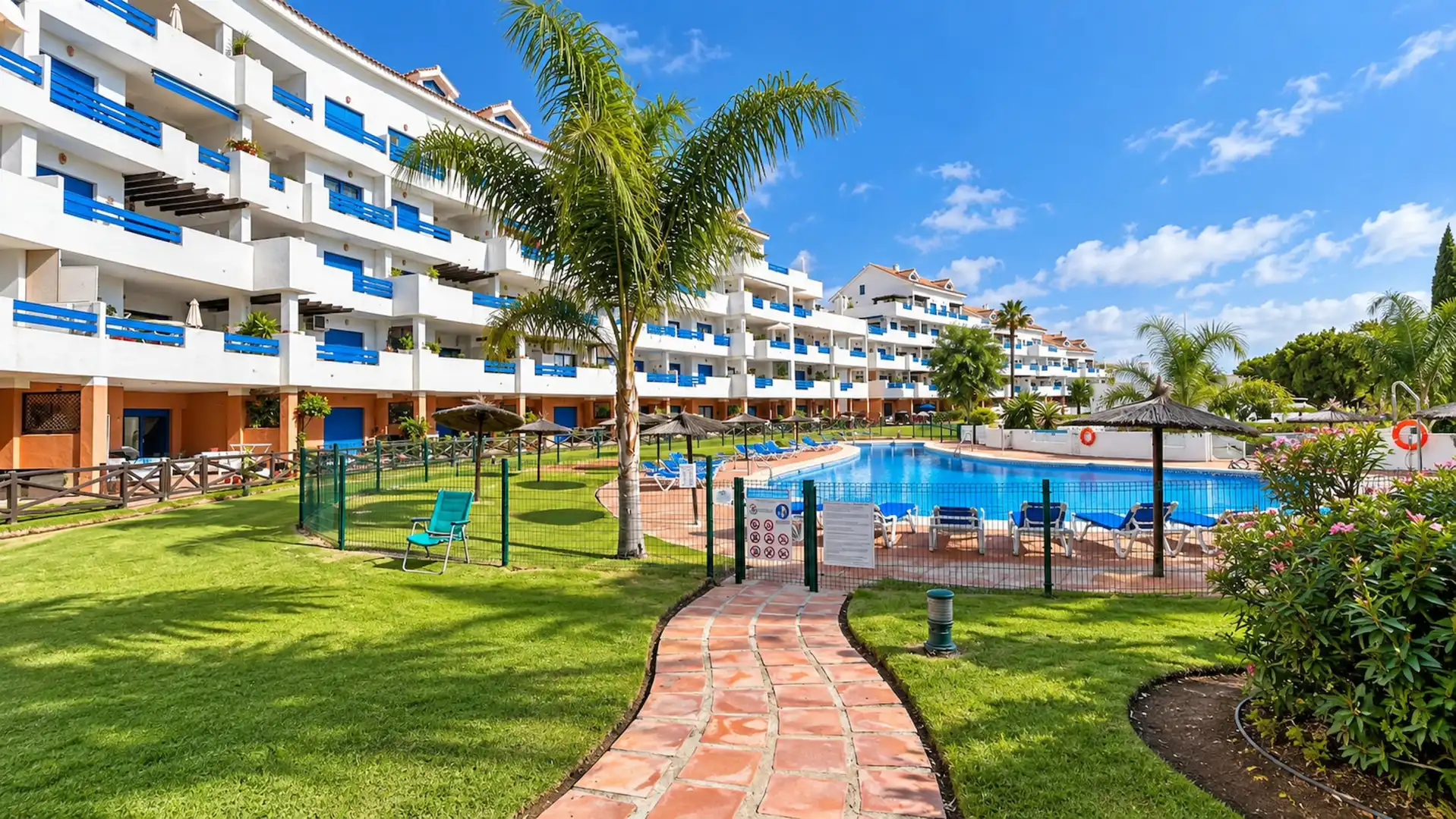 Bajo con piscina en venta en La Duquesa