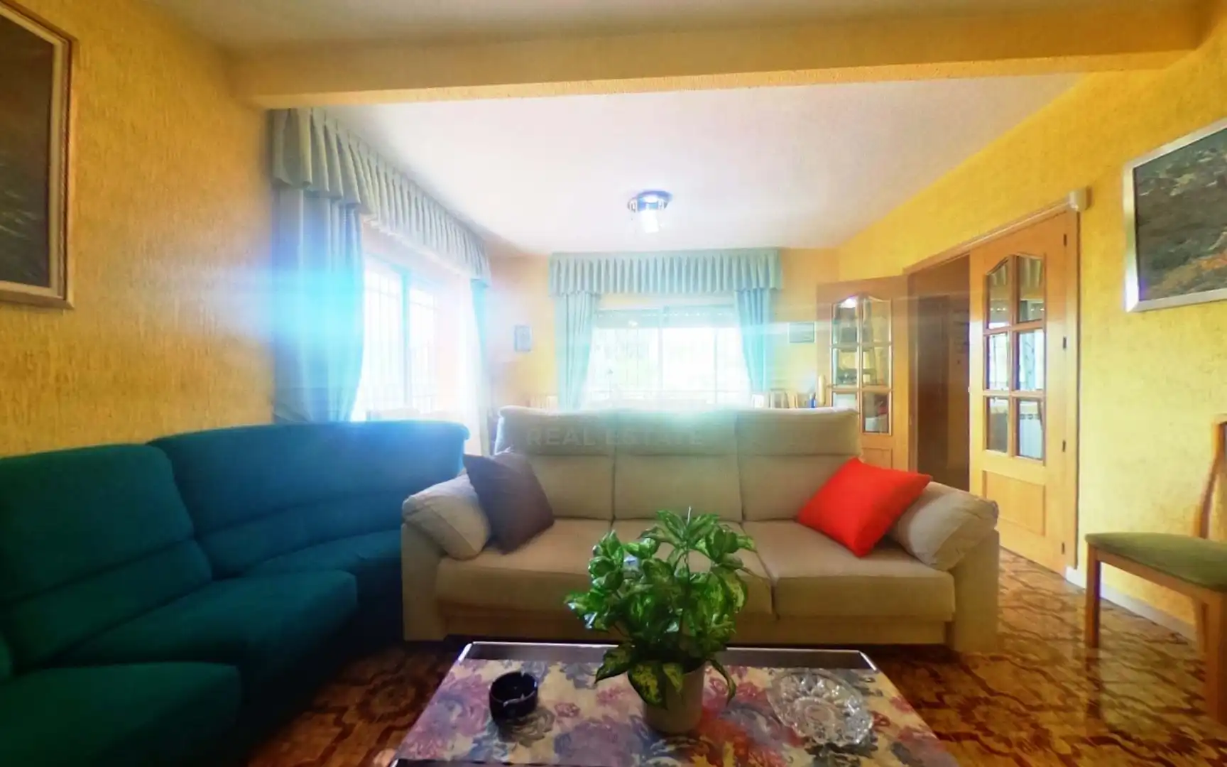 Sala d'estar de Casa o xalet en venda en La Cabrera amb Calefacció, Terrassa i Piscina