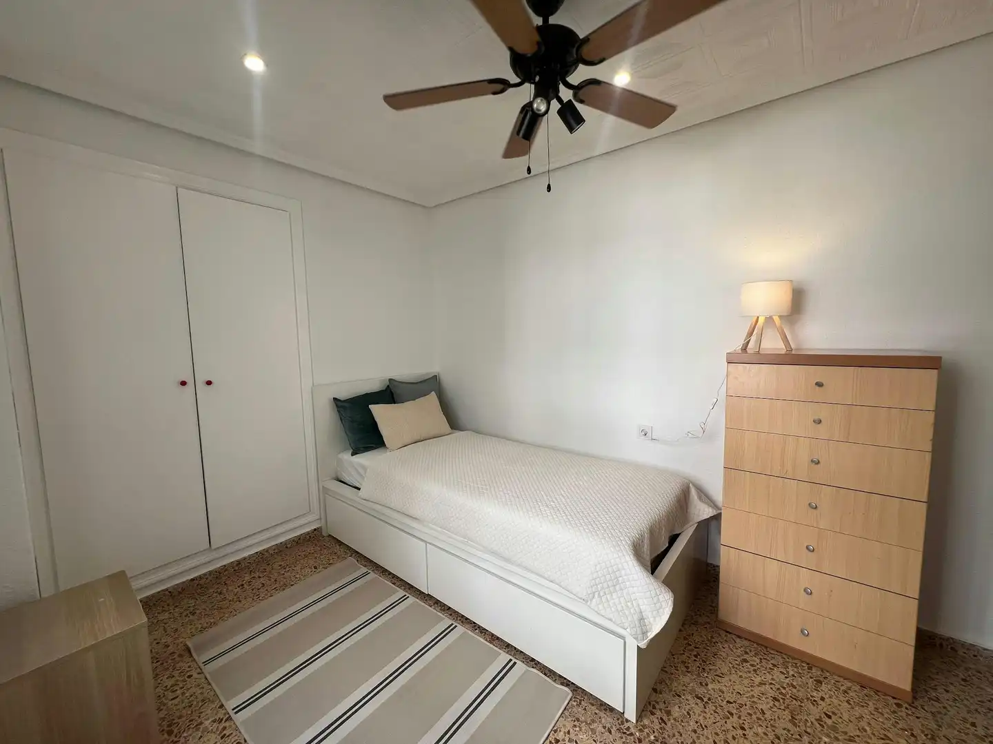 Schlafzimmer von Wohnung zur untervermieten in Valencia mit Waschmaschine