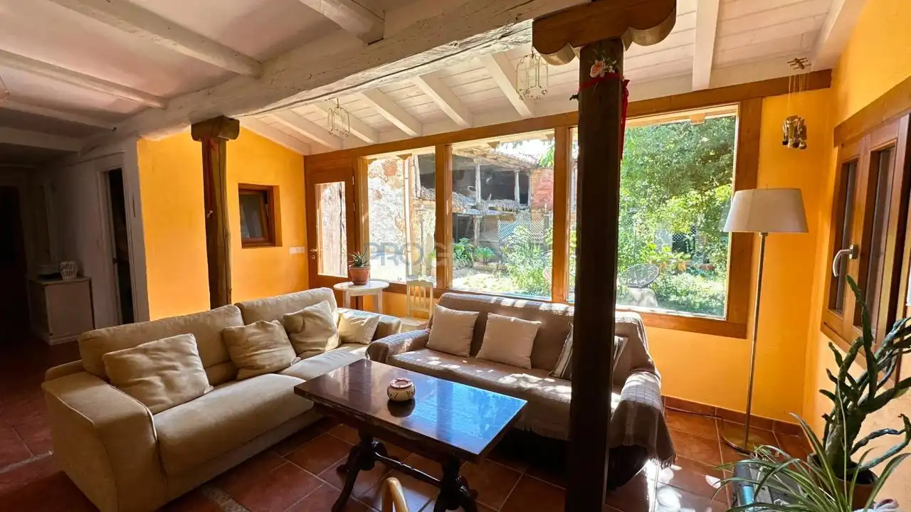 Sala d'estar de Finca rústica en venda en Chozas de Abajo amb Calefacció, Jardí privat i Moblat