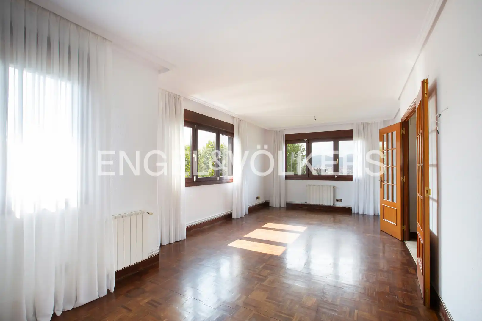 Sala d'estar de Casa adosada en venda en Getxo  amb Calefacció, Jardí privat i Parquet