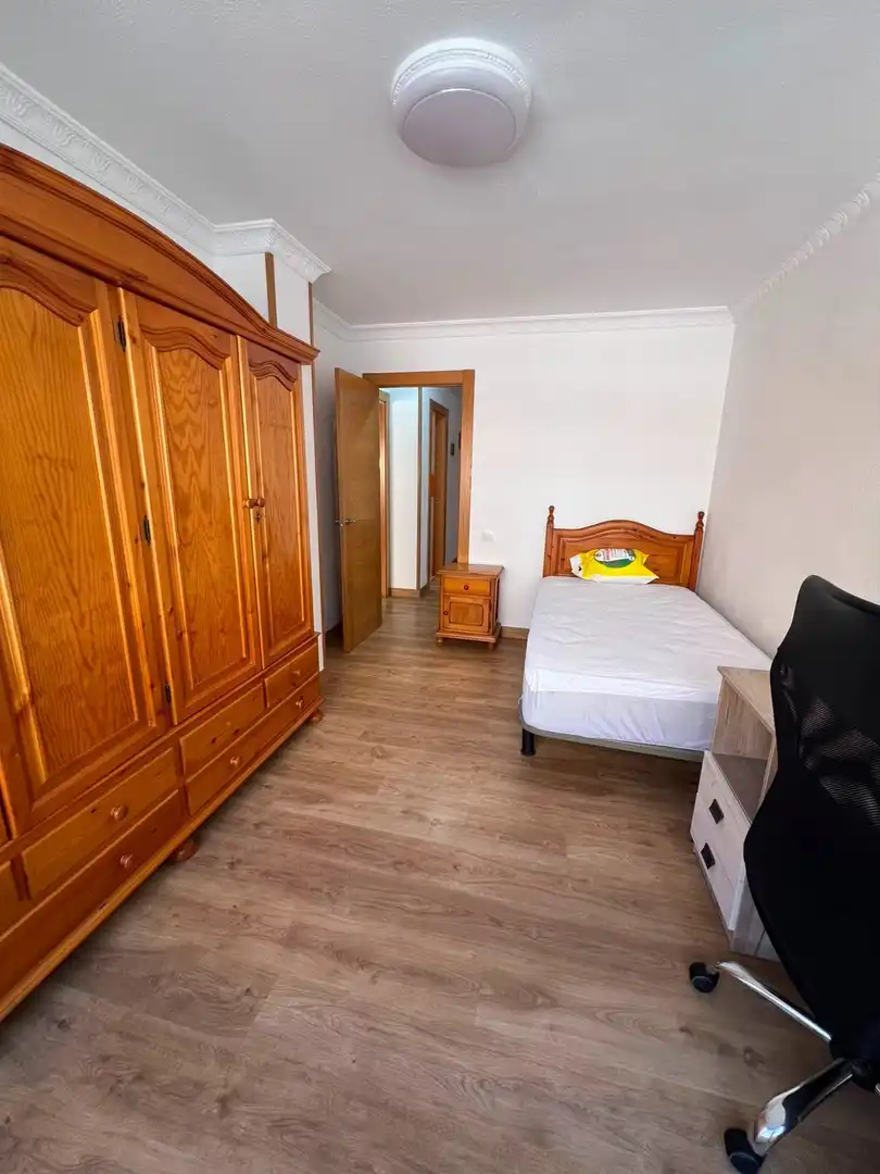 Dormitori de Apartament de lloguer en Almería amb Aire condicionat i Moblat