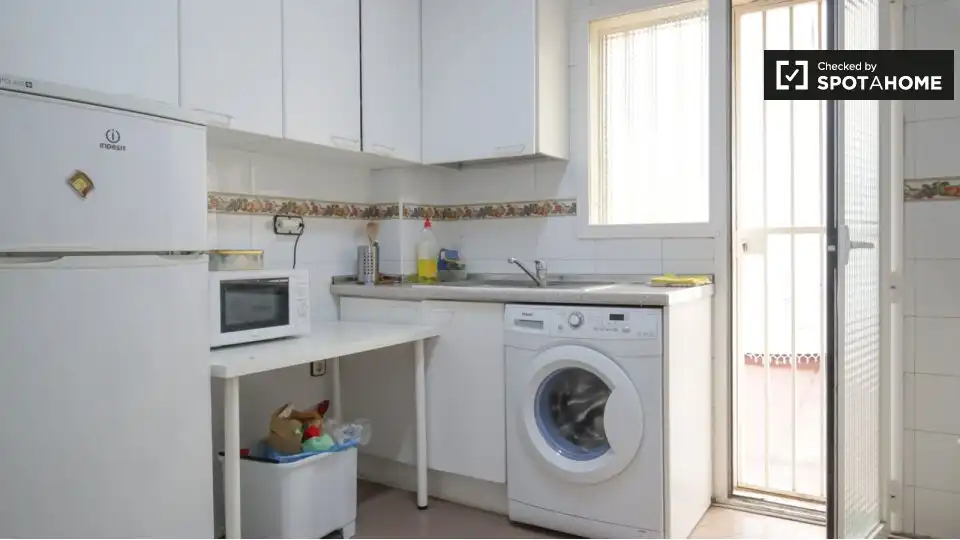 Cuina de Pis de lloguer en Madrid amb Aire condicionat, Calefacció i Moblat