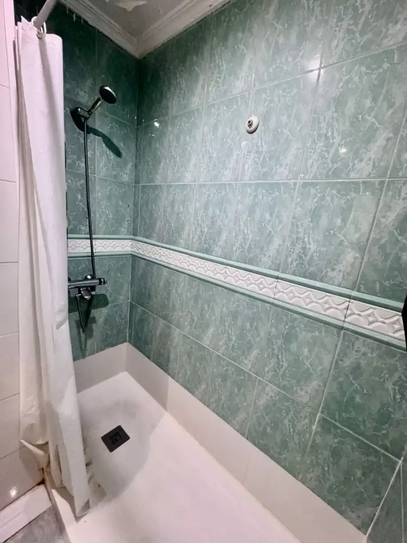 Baño de Piso de alquiler en Sevilla con Aire acondicionado y Balcón