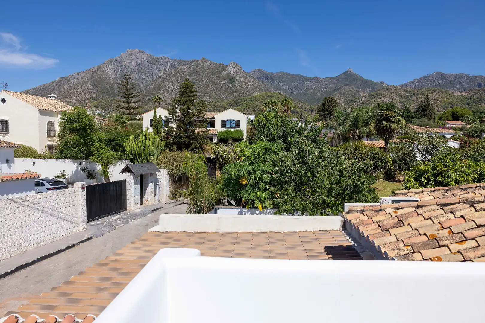 Vista exterior de Casa o chalet en venta en Marbella con Aire acondicionado, Calefacción y Jardín privado