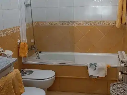 Bany de Pis de lloguer en Vigo  amb Parquet, Moblat i Forn