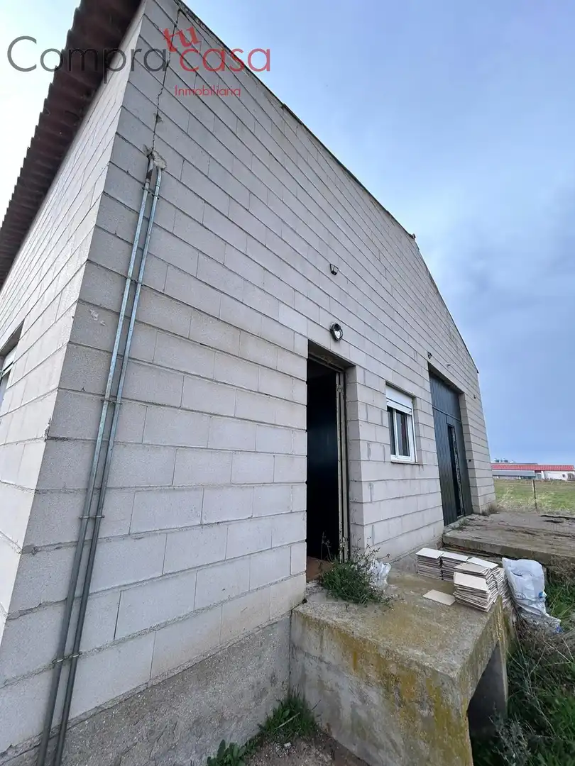 Außenansicht von Fabrikhallen zur Miete in Escalona del Prado