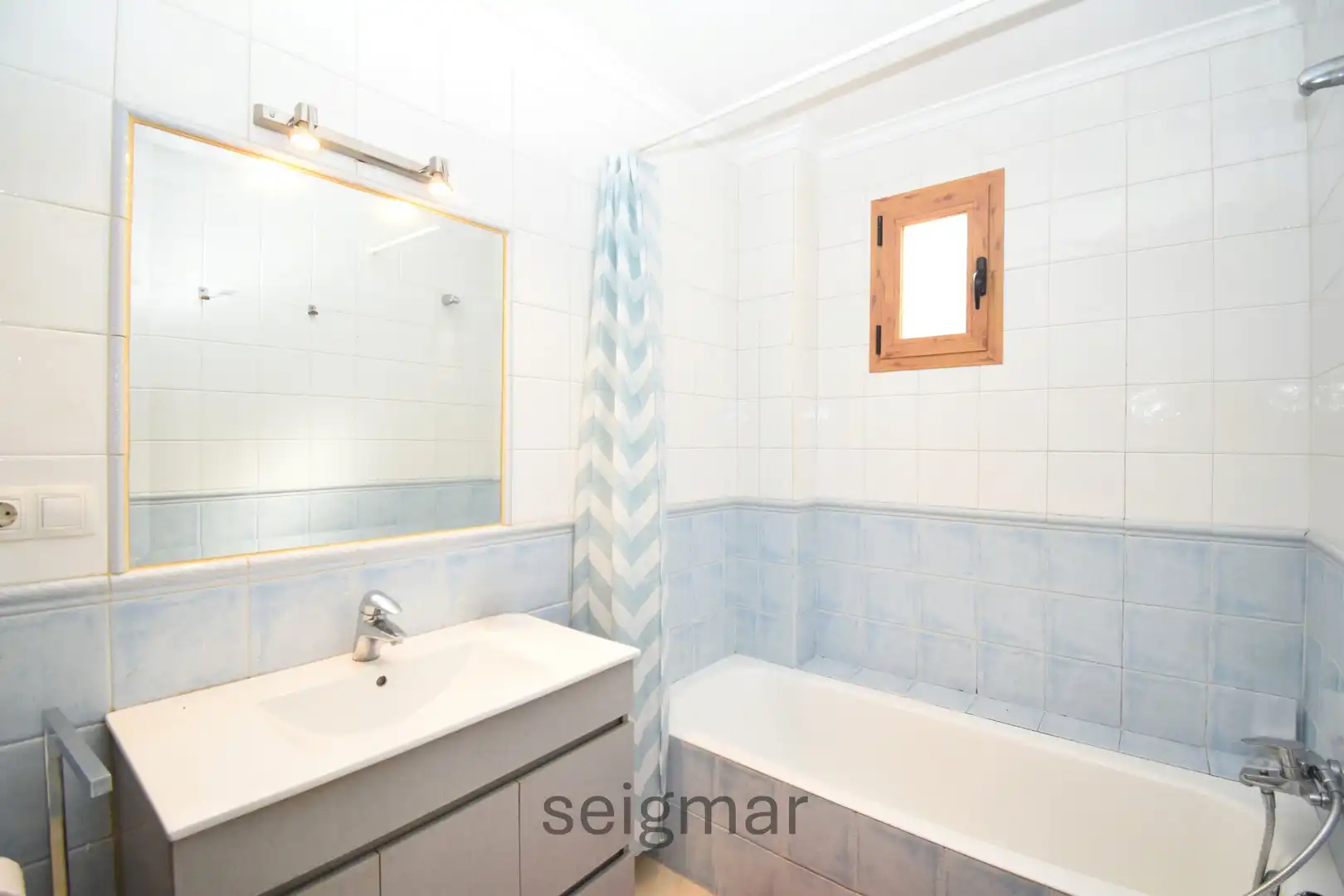 Baño de Casa adosada en venta en La Nucia con Terraza, Horno y Lavadora
