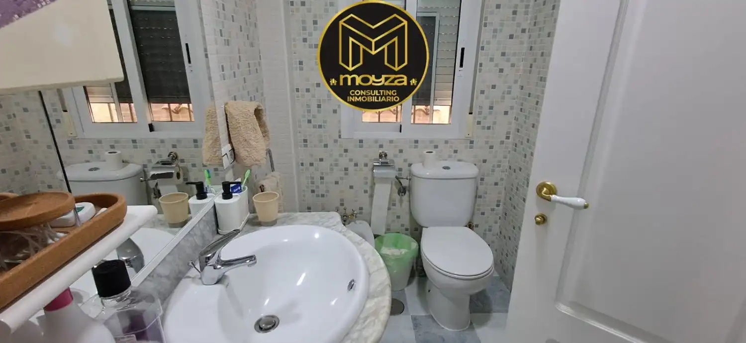 Baño de Casa o chalet de alquiler en Jaén con Aire acondicionado, Calefacción y Terraza
