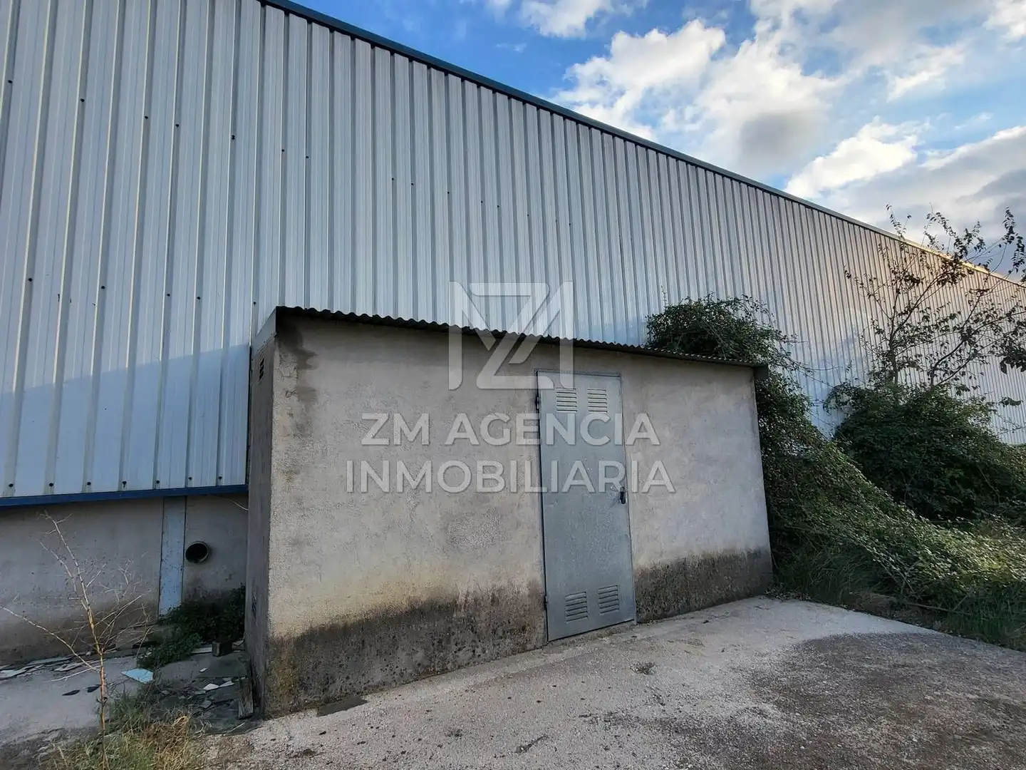 Vista exterior de Nau industrial en venda en Sant Mateu, Castellón