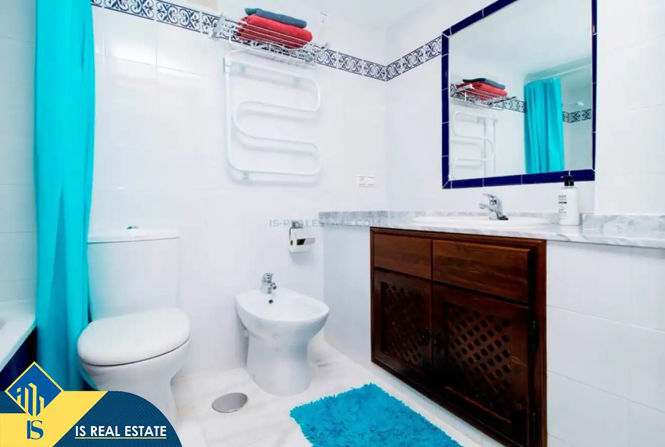 Bany de Apartament de lloguer en Torrevieja amb Aire condicionat, Calefacció i Terrassa