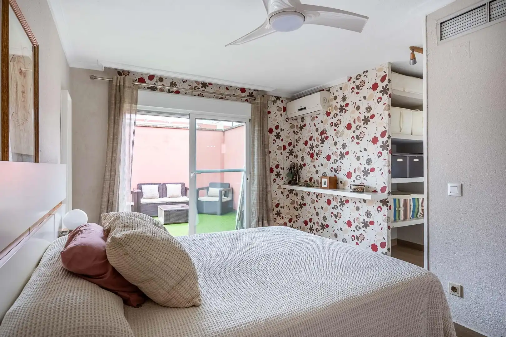 Bedroom of Houses for sale in Sevilla  with Air Conditioner, Private garden and Storage room