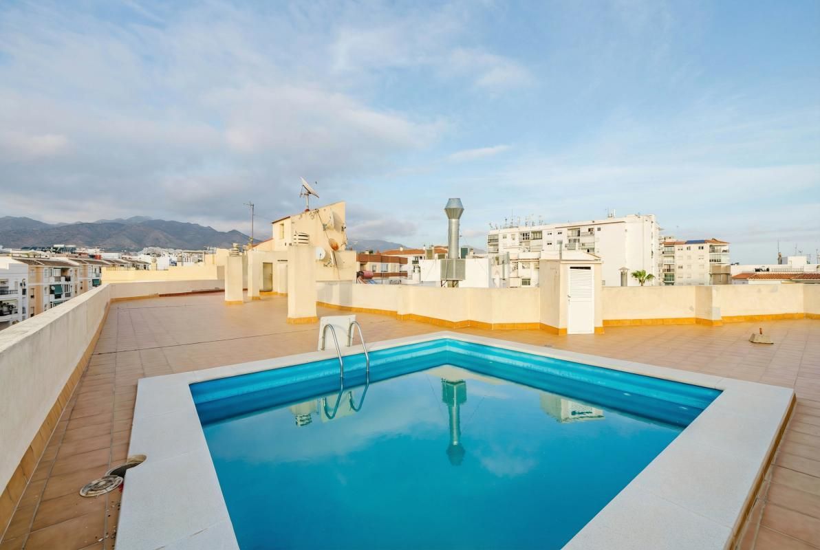 Piscina de Piso en venta en Nerja con Aire acondicionado, Calefacción y Terraza