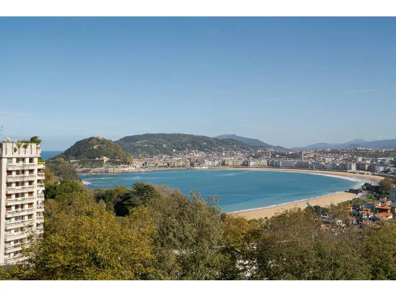 Vista exterior de Casa o xalet en venda en Donostia - San Sebastián  amb Calefacció, Jardí privat i Terrassa