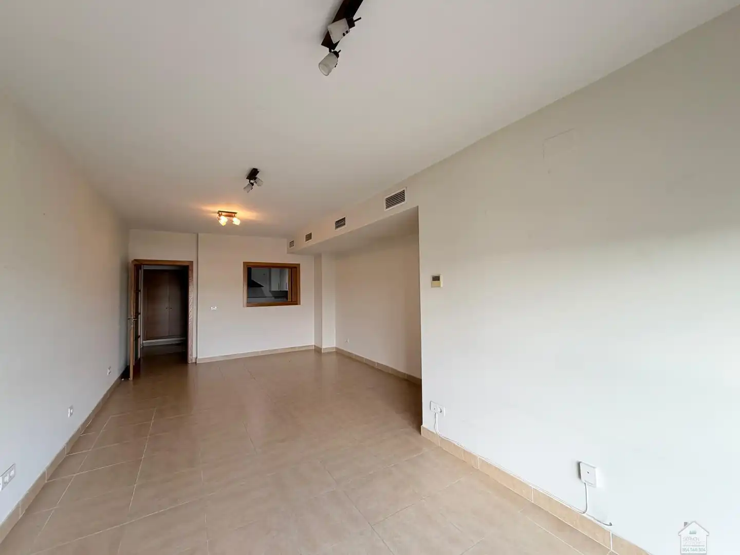 Flat for rent in Sevilla  with Air Conditioner, Storage room and Community pool