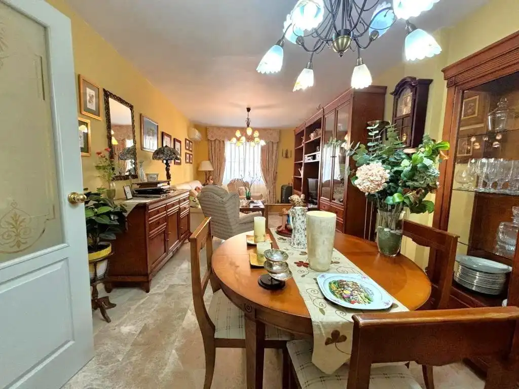 Comedor de Casa adosada de alquiler en Málaga con Aire acondicionado, Jardín privado y Amueblado