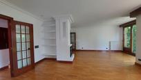 Sala d'estar de Casa o xalet en venda en  Logroño amb Calefacció, Jardí privat i Parquet