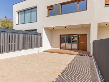 Casa amb jardí en venda a Carrer de Guifré el Pilós 26