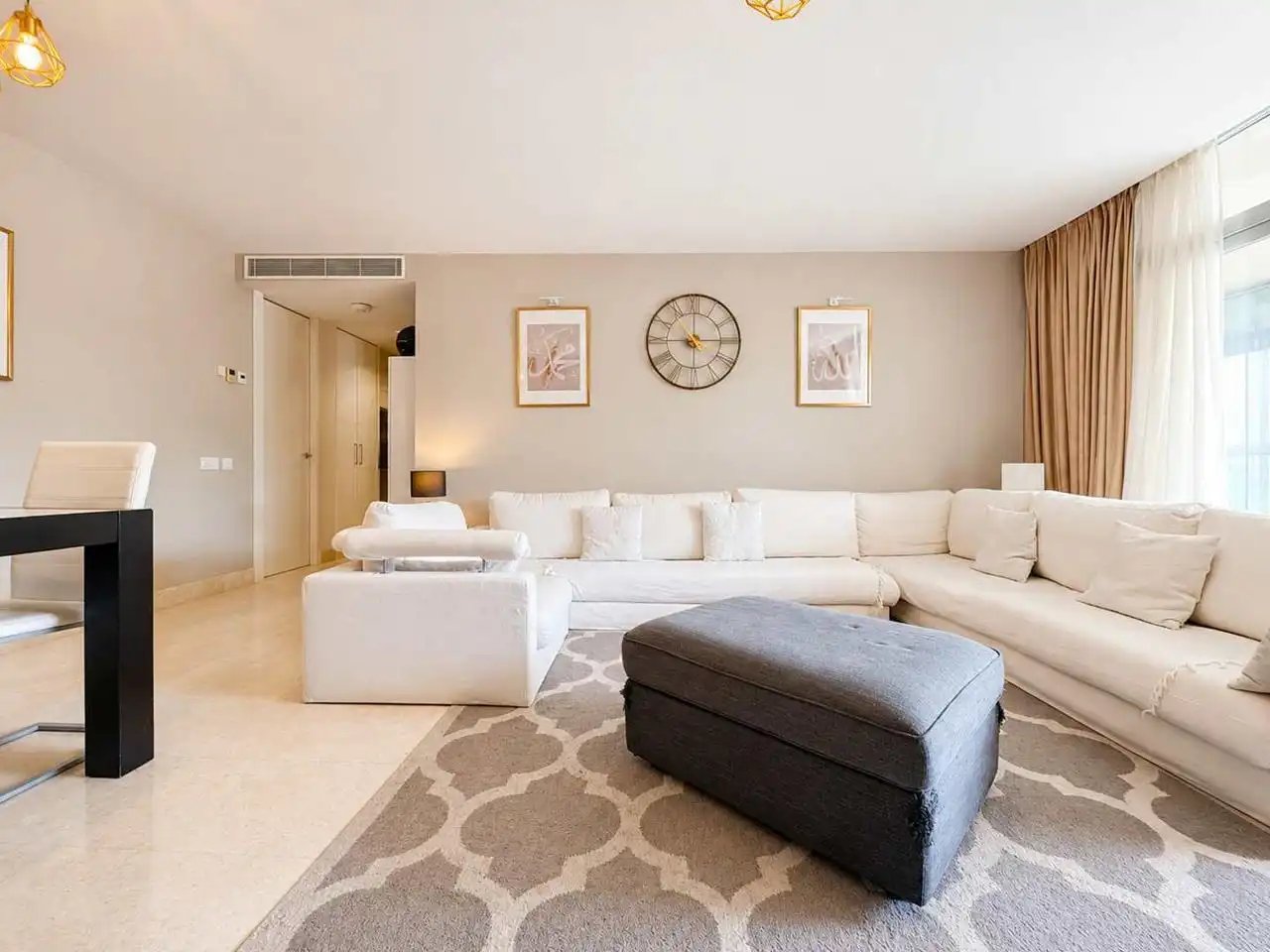 Wohnzimmer von Wohnungen zum Verkauf in Manilva mit Klimaanlage, Heizung und Terrasse