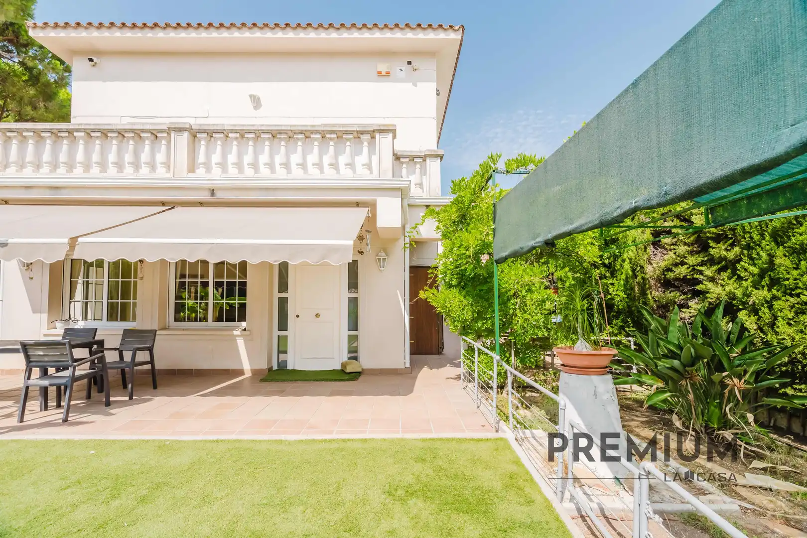 Vista exterior de Casa o xalet en venda en Castelldefels amb Piscina