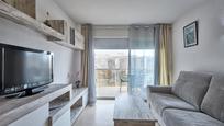 Sala d'estar de Apartament en venda en Salou amb Aire condicionat, Terrassa i Moblat