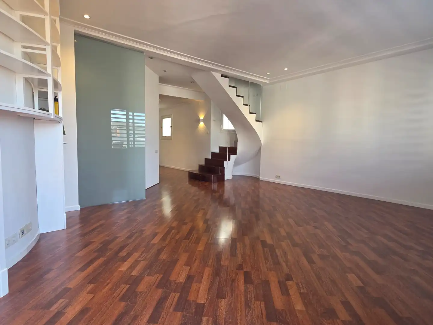 Attic for rent in Barcelona  with Air Conditioner, Heating and Parquet flooring