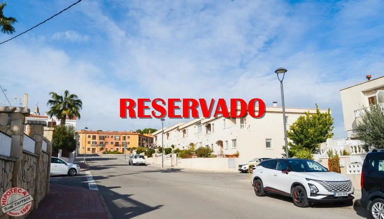 Vista exterior de Casa adosada en venda en Creixell amb Jardí privat, Terrassa i Traster