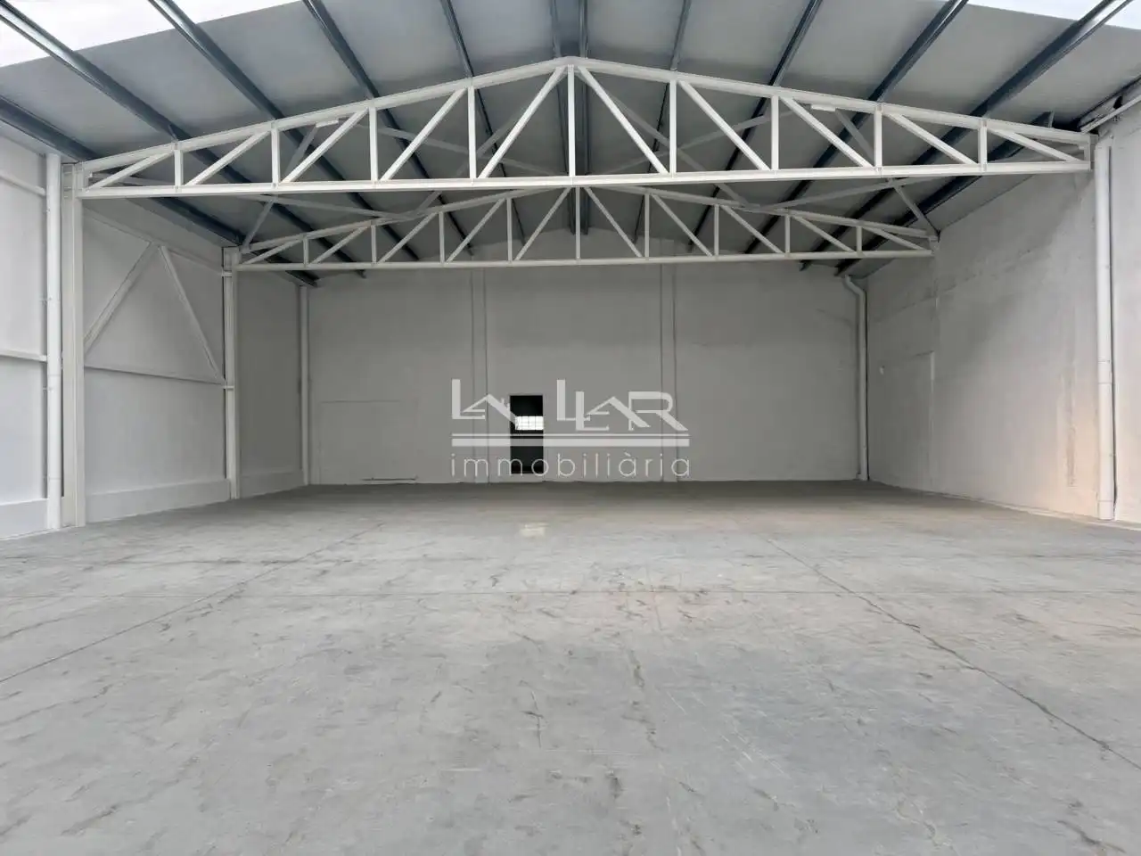 Industrial buildings for rent in Vic