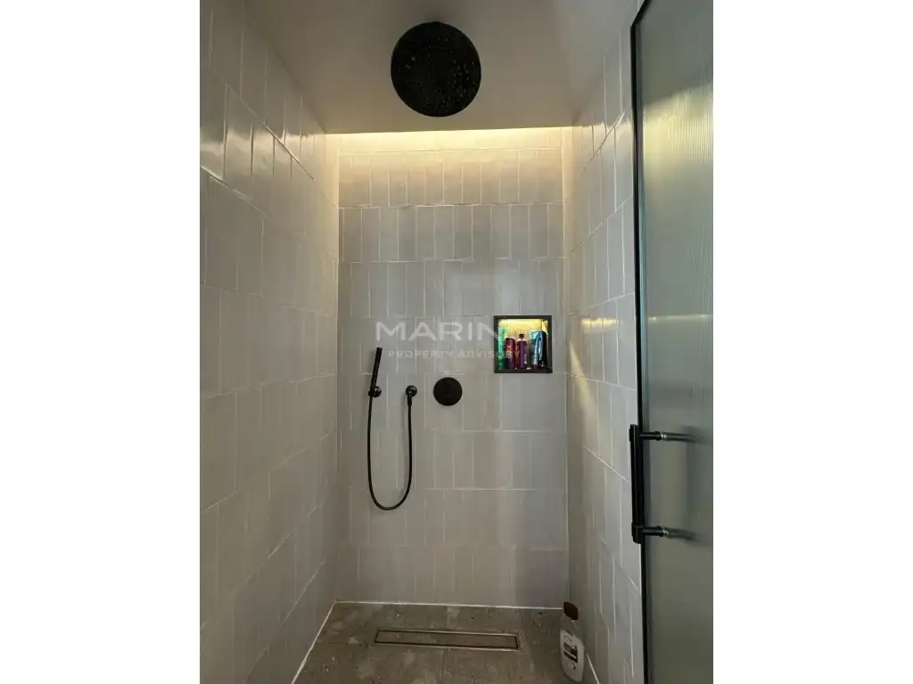 Badezimmer von Wohnung zum Verkauf in Barcelona mit Klimaanlage und Balkon