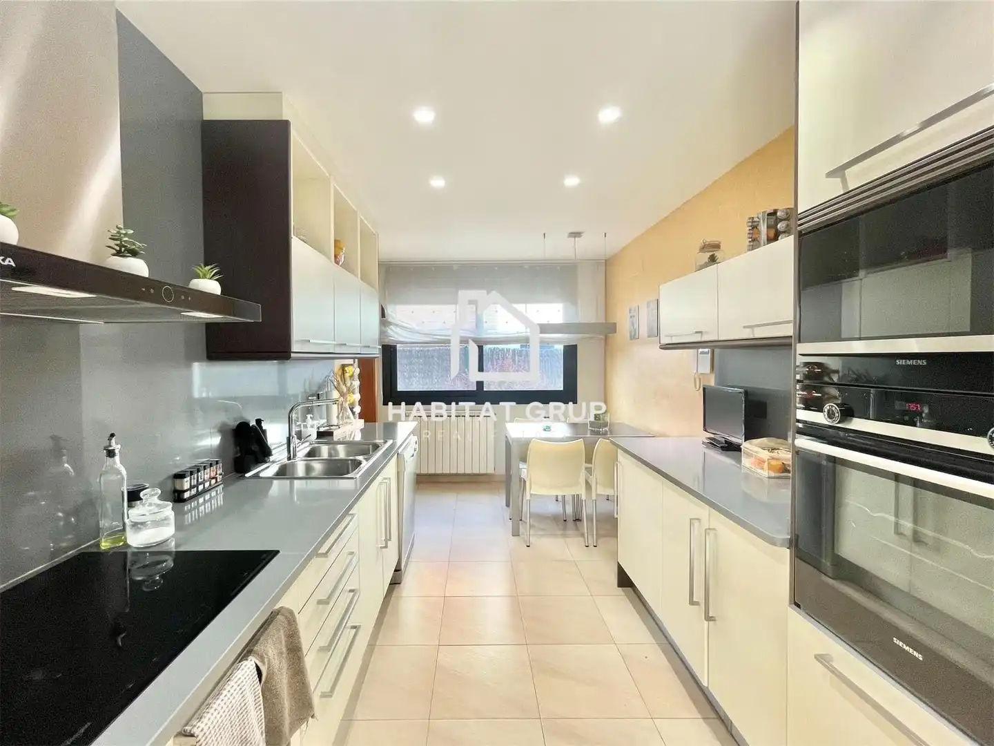 Cocina de Casa o chalet en venta en Medinyà con Aire acondicionado, Calefacción y Jardín privado