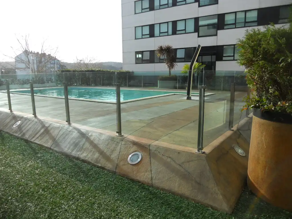Piscina de Pis de lloguer en Santiago de Compostela  amb Calefacció, Traster i Moblat