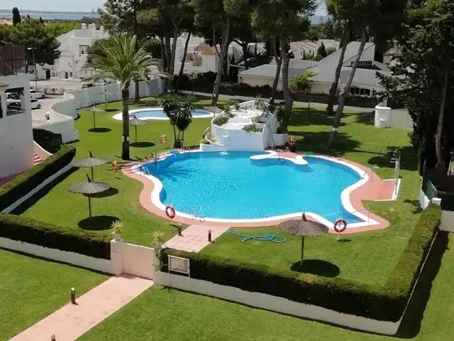 Piscina de Apartament en venda en El Puerto de Santa María amb Calefacció, Jardí privat i Piscina comunitària