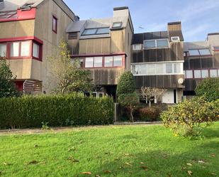 Vista exterior de Casa adosada en venda en Oleiros amb Calefacció, Jardí privat i Parquet