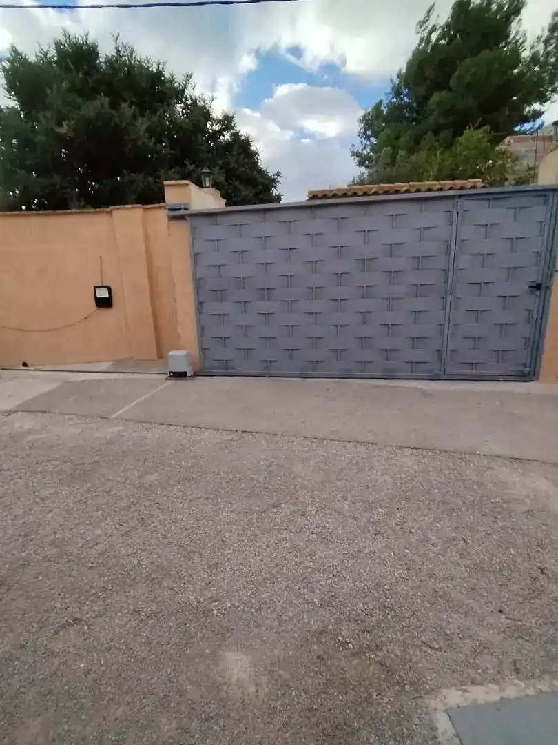 Aparcament de Pis en venda en Elche de la Sierra amb Aire condicionat, Jardí privat i Piscina