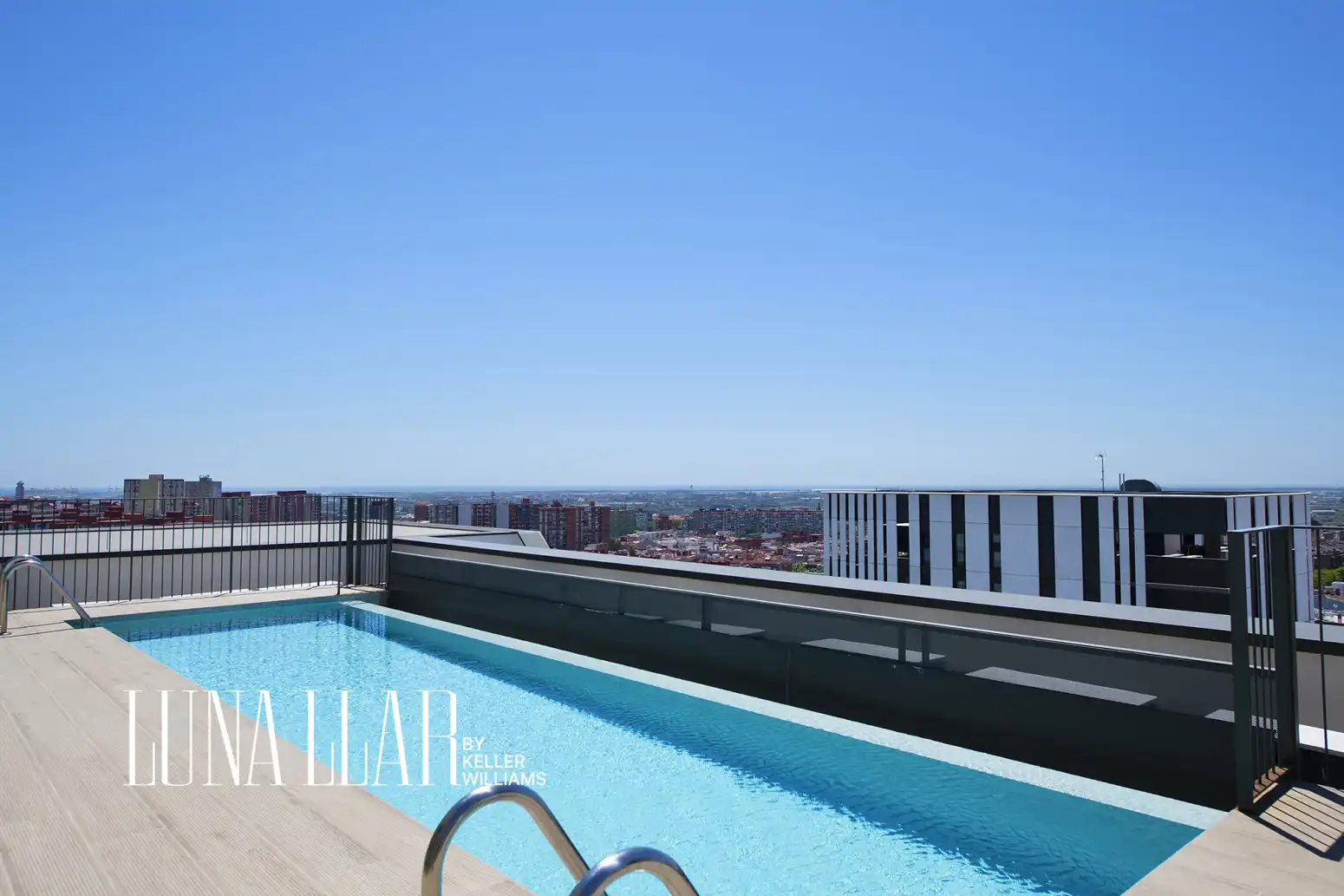 Piscina de Piso en venta en Cornellà de Llobregat con Aire acondicionado, Calefacción y Jardín privado