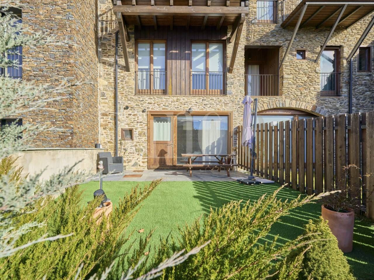 Casa adosada de alquiler en Calle JULIA LYBICA, Llívia