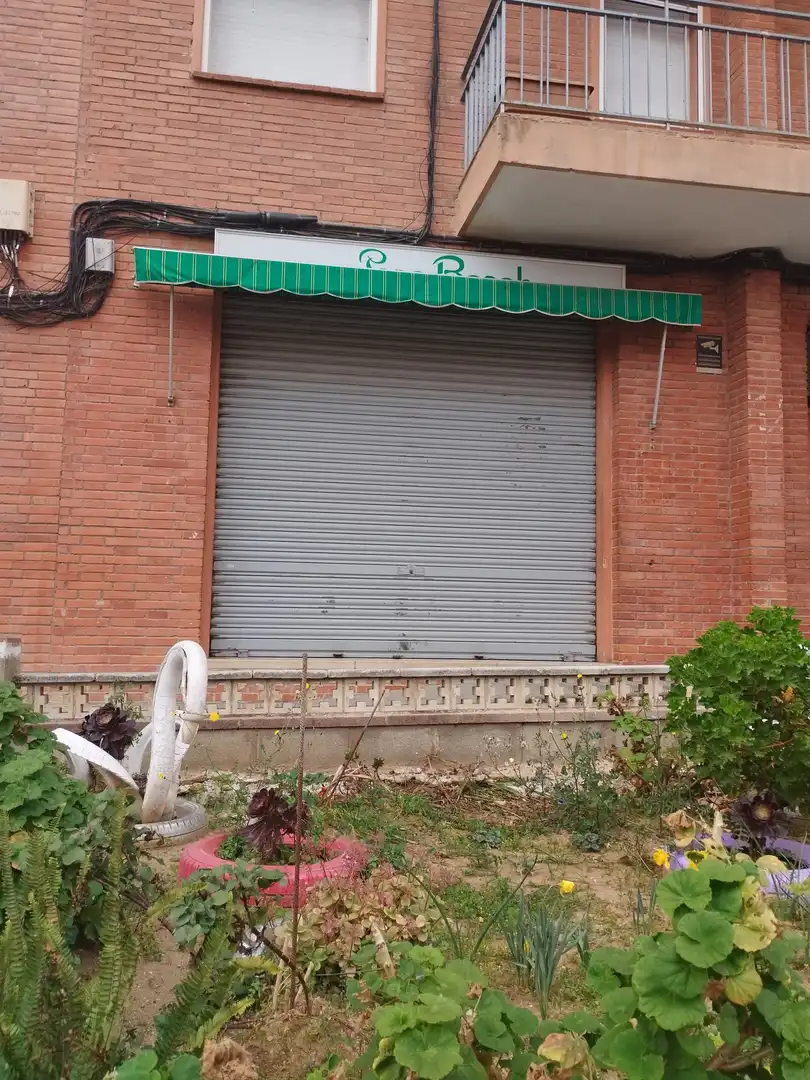 Vista exterior de Local en venda en Figueres amb Aire condicionat