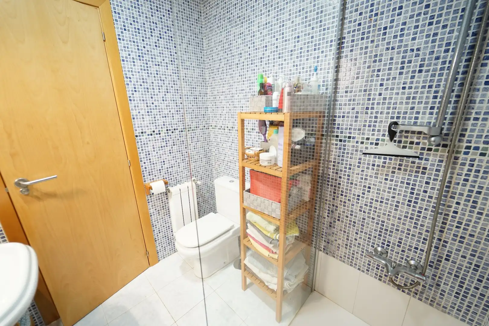 Badezimmer von Einfamilien-Reihenhaus zum Verkauf in Piélagos mit Heizung, Privatgarten und Terrasse