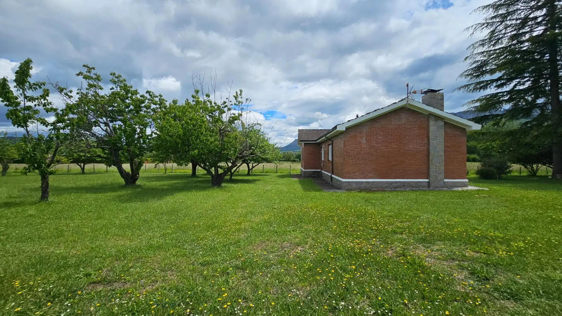 Vista exterior de Casa o xalet en venda en Valle de Mena amb Jardí privat i Terrassa