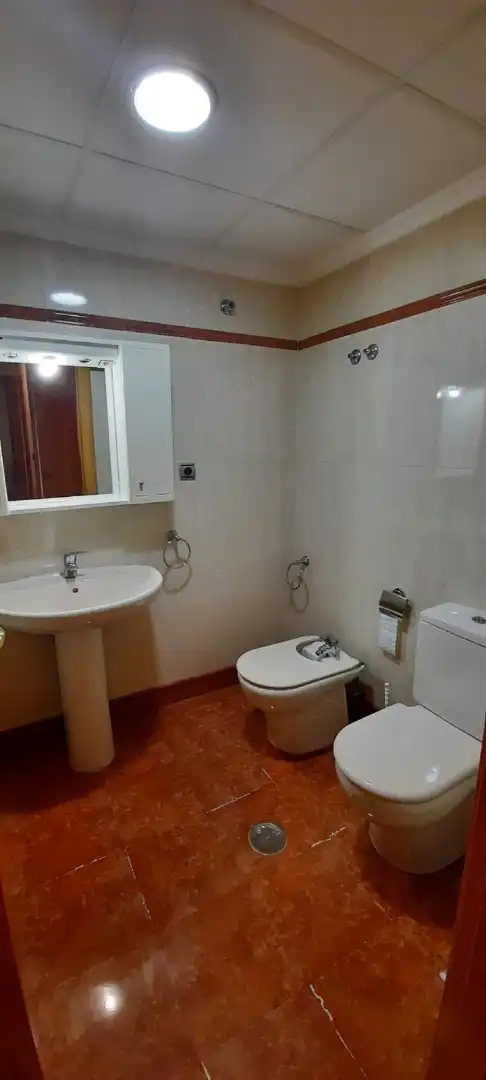 Baño de Apartamento de alquiler en Albacete con Aire acondicionado, Calefacción y Parquet