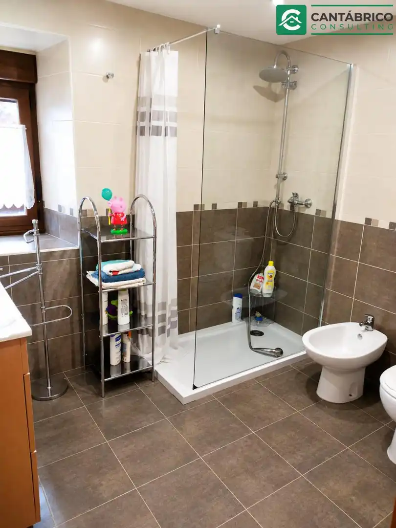 Badezimmer von Haus oder Chalet zum Verkauf in Navia mit Heizung, Terrasse und Möbliert