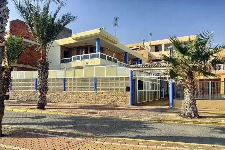 Vista exterior de Casa o chalet en venta en Adra con Aire acondicionado, Jardín privado y Piscina