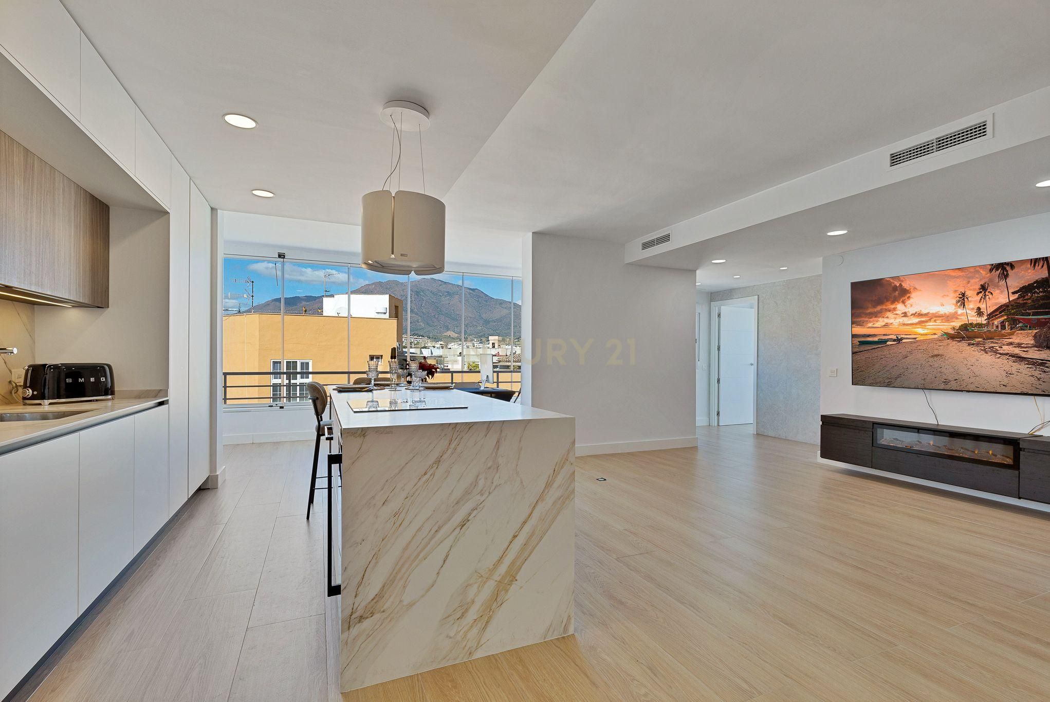 Sala d'estar de Apartament en venda en Estepona amb Aire condicionat i Forn