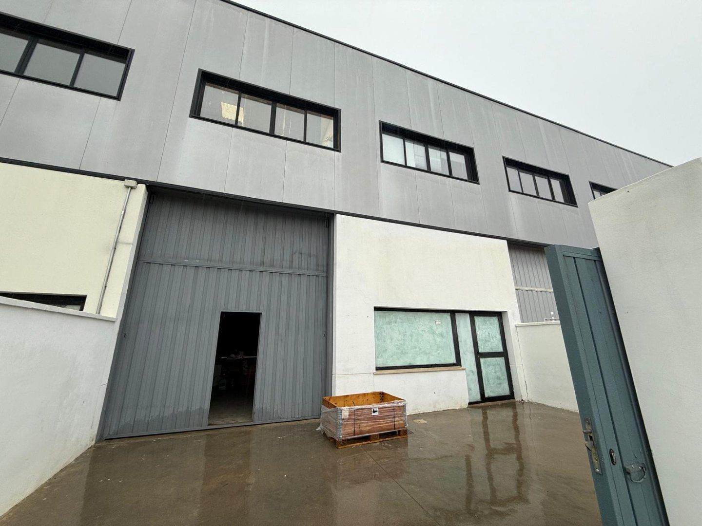 Industrial buildings to rent in Salteras