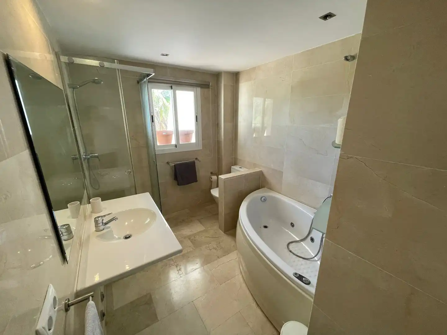 Badezimmer von Einfamilien-Reihenhaus zum Verkauf in Santa Eulària des Riu mit Klimaanlage, Terrasse und Möbliert